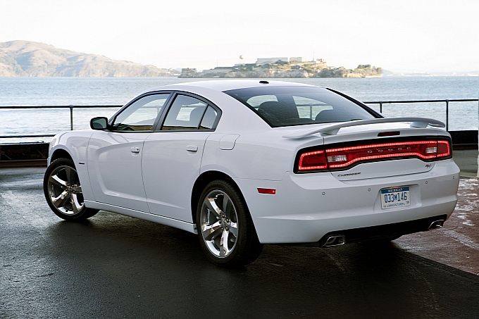 2011 Dodge charger vs ford taurus sho #7